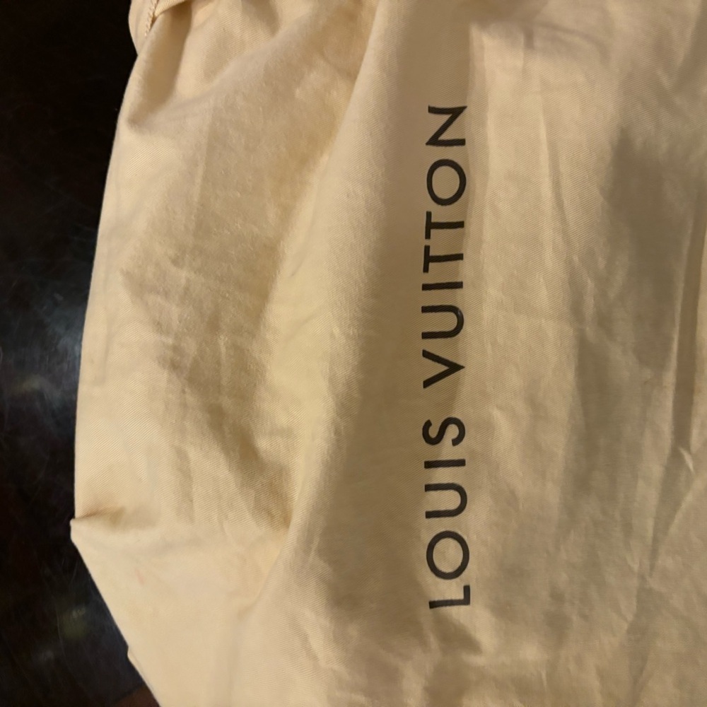LV pouchette